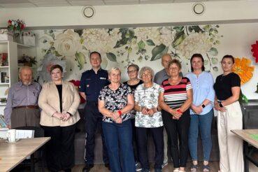 Seniorzy pod specjalną ochroną – Policja i bankowcy łączą siły w walce z oszustwami