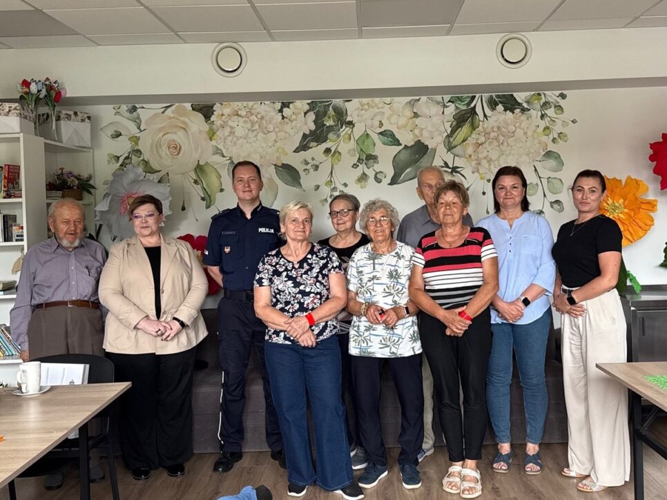 Seniorzy pod specjalną ochroną – Policja i bankowcy łączą siły w walce z oszustwami