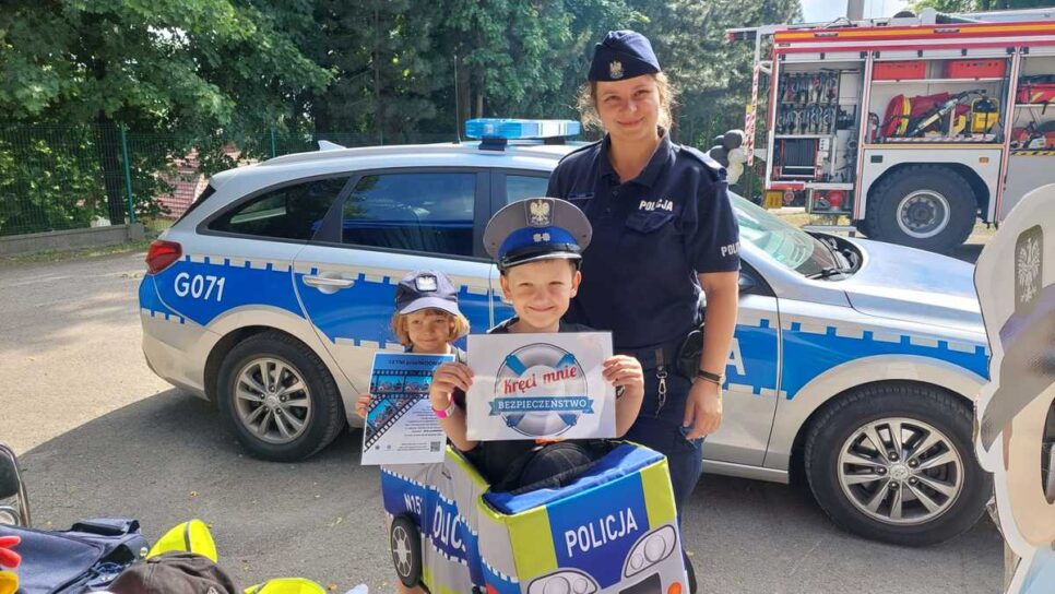 „Kręci mnie bezpieczeństwo w lecie”. Policjanci uczestniczyli w IX Dziecięcym Pikniku Strażackim w Miękini.. Kraków