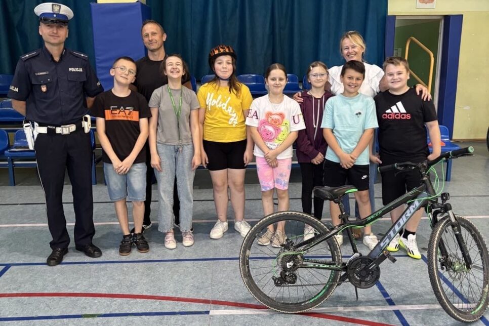 Egzamin na kartę rowerową w SP nr 1 w Stróży z udziałem policjanta. Myślenice