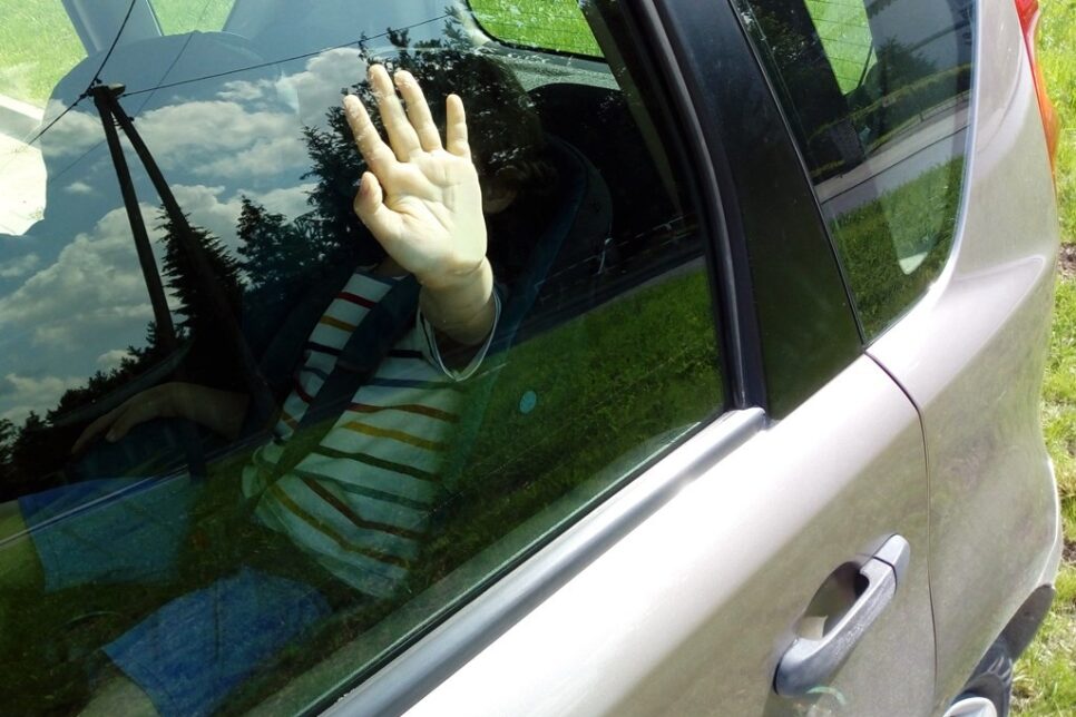 Nie zostawiaj dzieci ani zwierząt w rozgrzanym samochodzie. Chrzanów