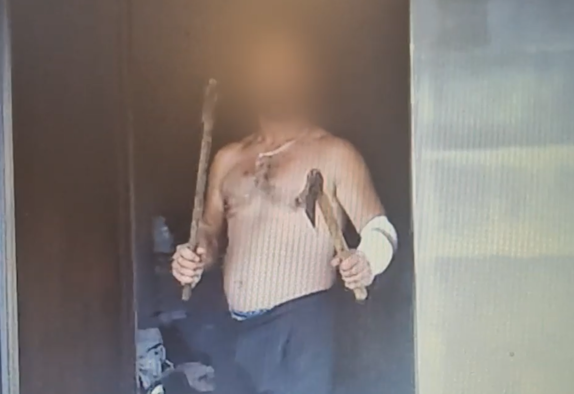 Policjanci zatrzymali agresora, który groził im siekierami. Bochnia