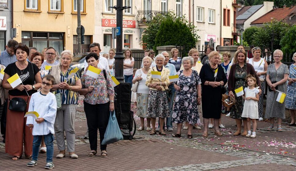 Uroczysta modlitwa przy pomniku św. Jana Pawła II – hołd dla Patrona Kalwarii. Kalwaria Zebrzydowska