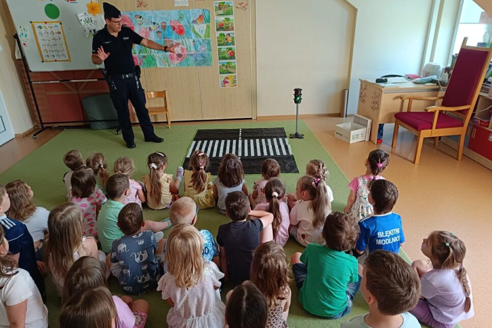 #Dzielnicowybliżejnas. Dzielnicowi z wizytą w Przedszkolu Samorządowym w Wielkiej Wsi. Kraków