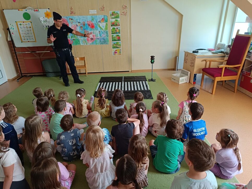#Dzielnicowybliżejnas. Dzielnicowi z wizytą w Przedszkolu Samorządowym w Wielkiej Wsi. Kraków