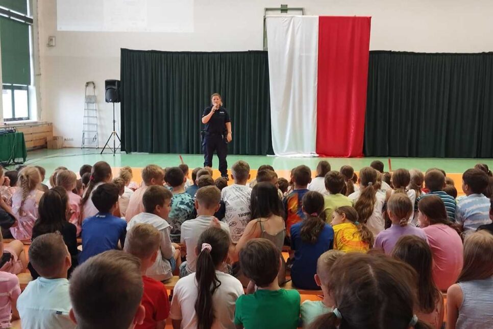 „Kręci mnie bezpieczeństwo w lecie”. Policjanci odwiedzili Szkołę Podstawową w Bibicach.. Kraków
