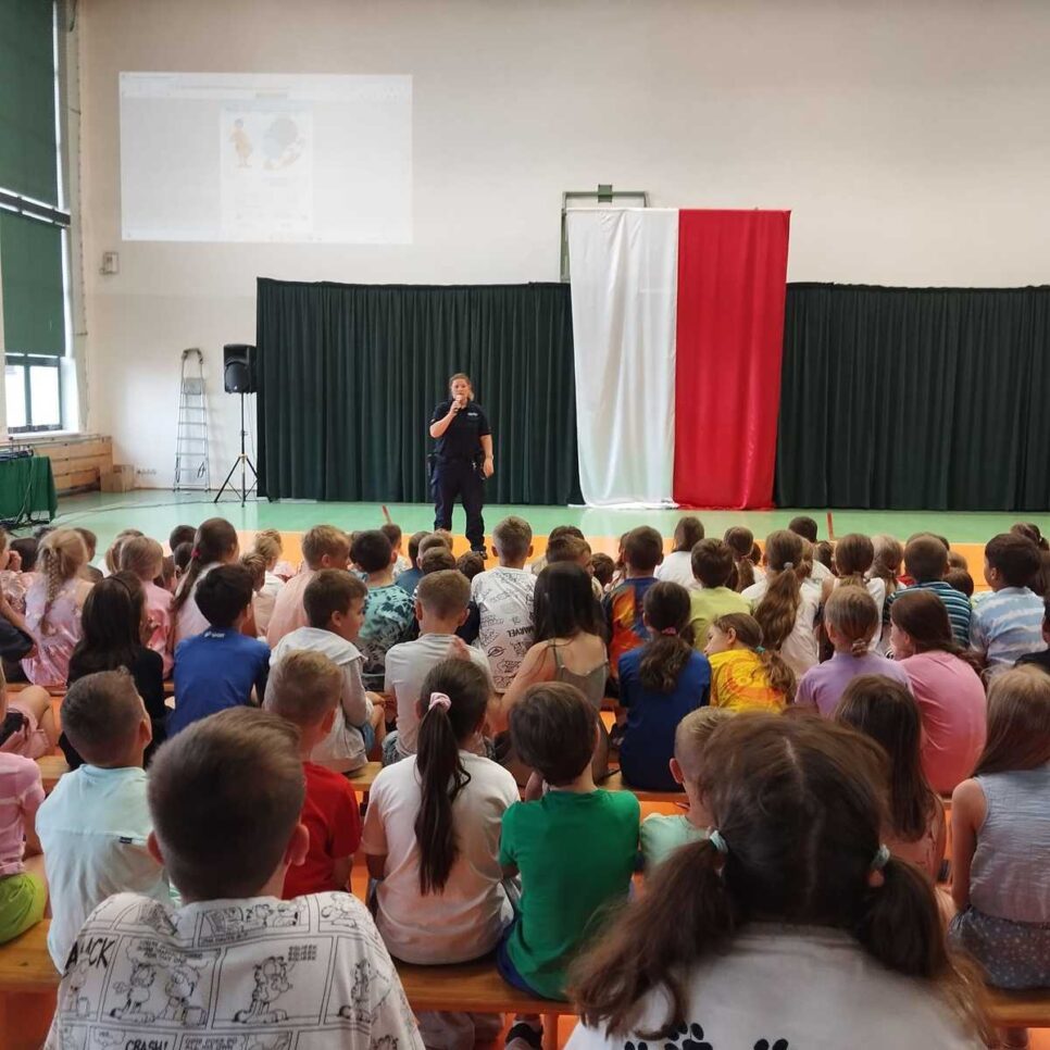 „Kręci mnie bezpieczeństwo w lecie”. Policjanci odwiedzili Szkołę Podstawową w Bibicach.. Kraków