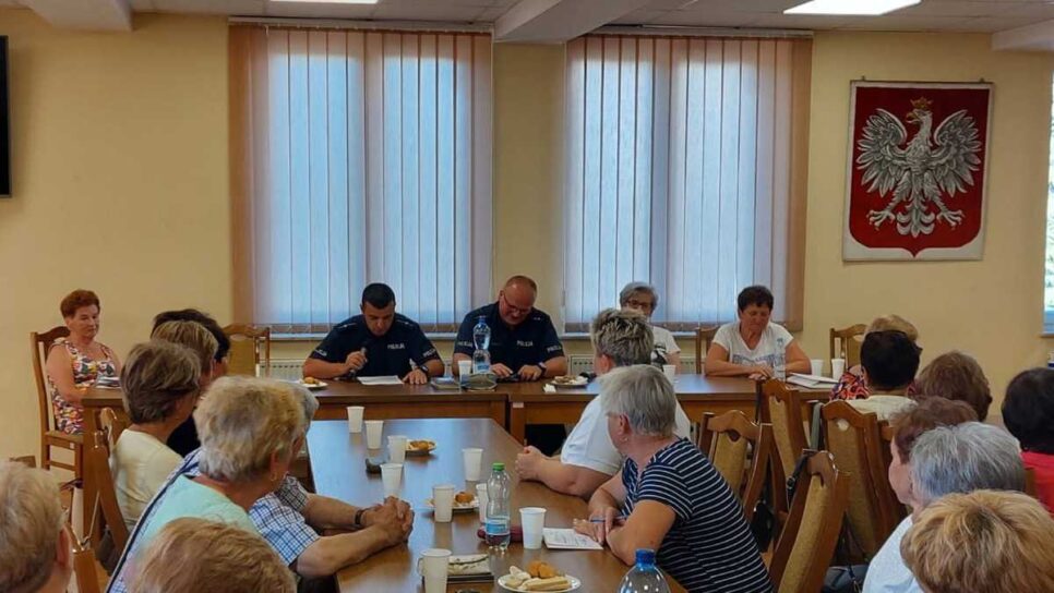 #DzielnicowyBlizejNas Dzielnicowi omawiali najważniejsze zagrożenia, na które mogą być narażeni seniorzy. Bochnia