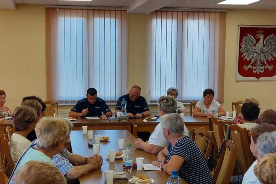 #DzielnicowyBlizejNas Dzielnicowi omawiali najważniejsze zagrożenia, na które mogą być narażeni seniorzy. Bochnia