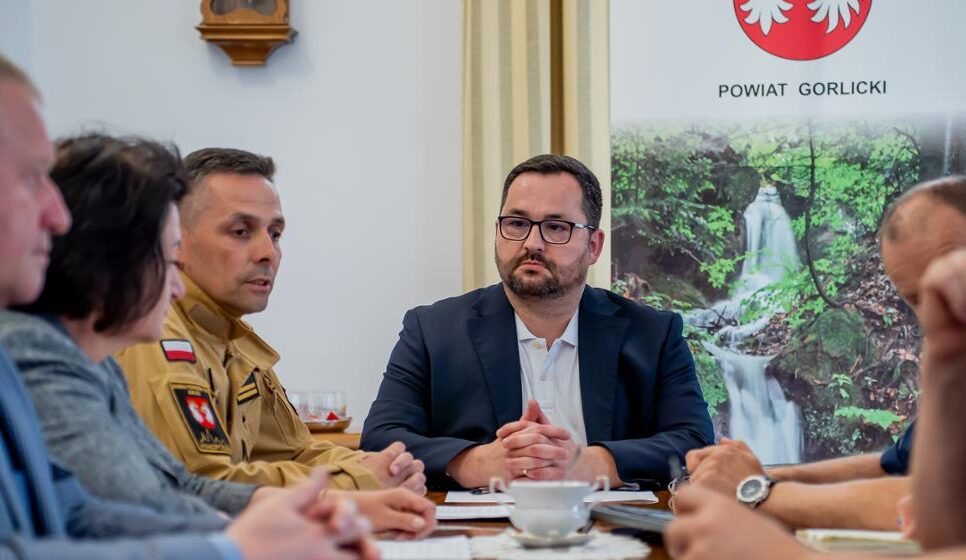 Posiedzenie Powiatowego Zespołu Zarządzania Kryzysowego w związku z sytuacją meteorologiczną i intensywnymi opadami w regionie. Gorlice
