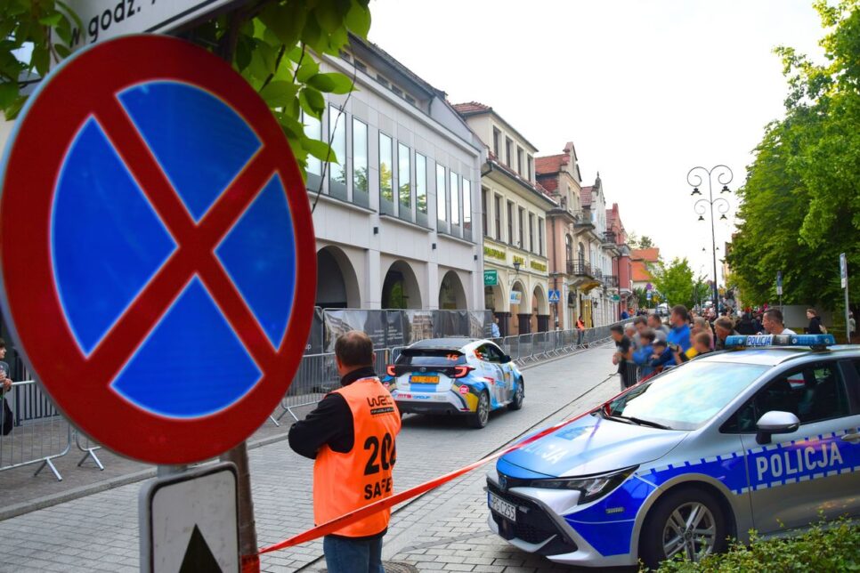 Policjanci czuwali nad bezpieczeństwem podczas „VALVOLINE RAJDU MAŁOPOLSKI 2025” w Myślenicach. Myślenice