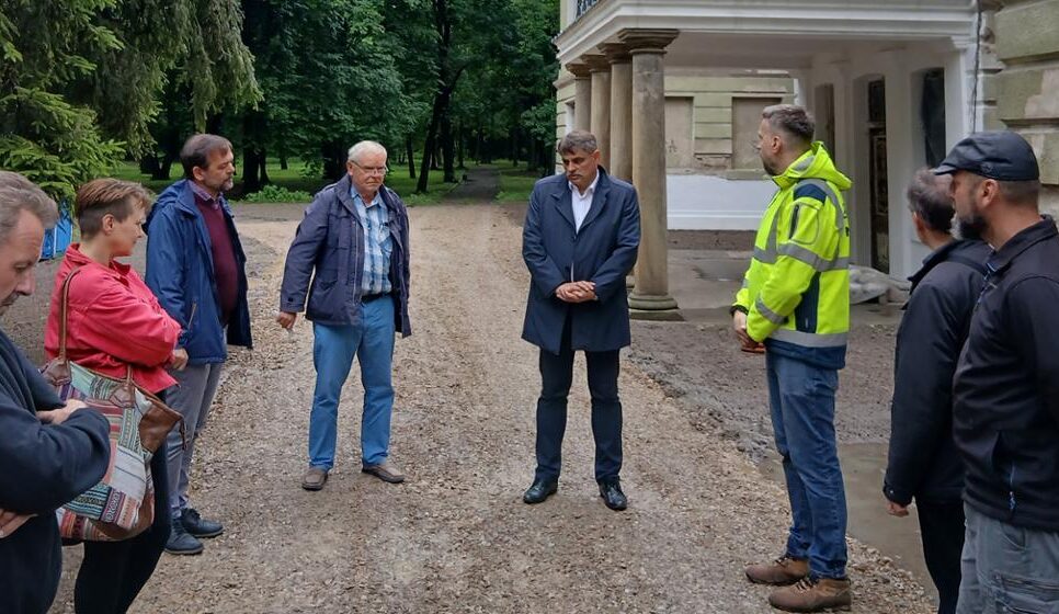 Odbiór prac przy zabytkowym Dworze Brandysa w Brodach – ważny krok w ratowaniu historycznego dziedzictwa. Kalwaria Zebrzydowska