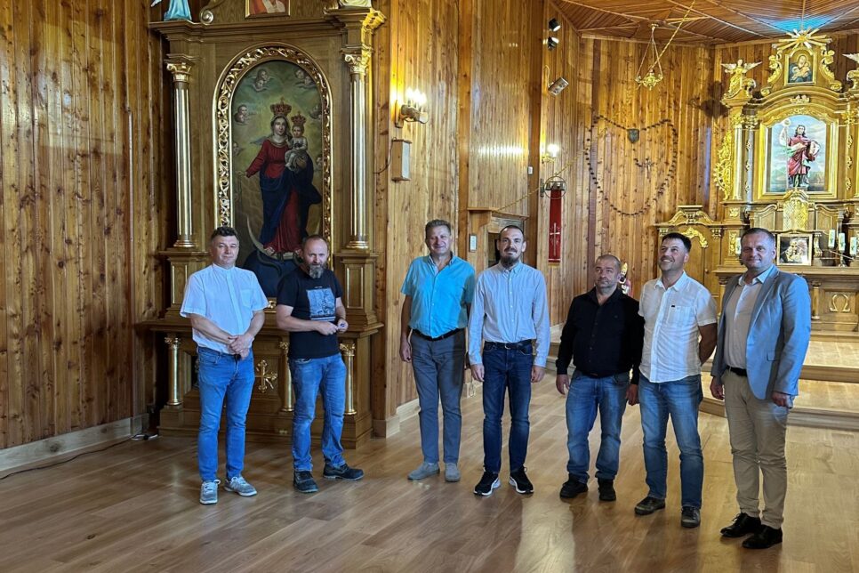 Kościół św. Jakuba Apostoła w Rozdzielu z nową posadzką. Gmina Żegocina