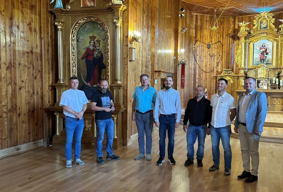 Kościół św. Jakuba Apostoła w Rozdzielu z nową posadzką. Gmina Żegocina