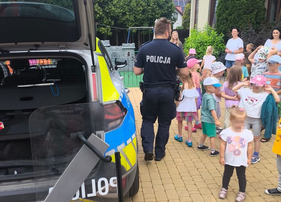 #Dzielnicowybliżejnas. Policjanci z wizytą w przedszkolu w Krzeszowicach.. Kraków