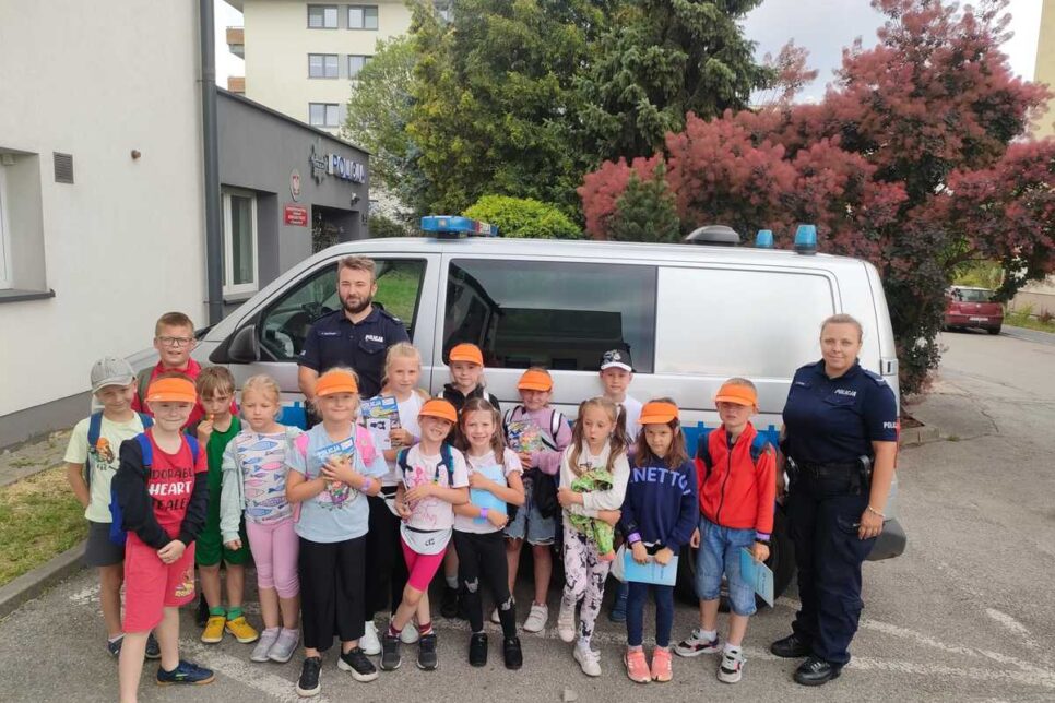 #Dzielnicowybliżejnas. Dzieci z półkolonii z wizytą w Komisariacie Policji w Krzeszowicach.. Kraków