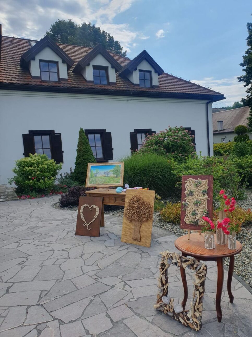 „W alei róż” – plenerowa wystawa w Zembrzycach. Zembrzyce