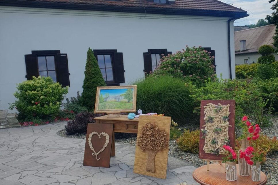 „W alei róż” – plenerowa wystawa w Zembrzycach. Zembrzyce