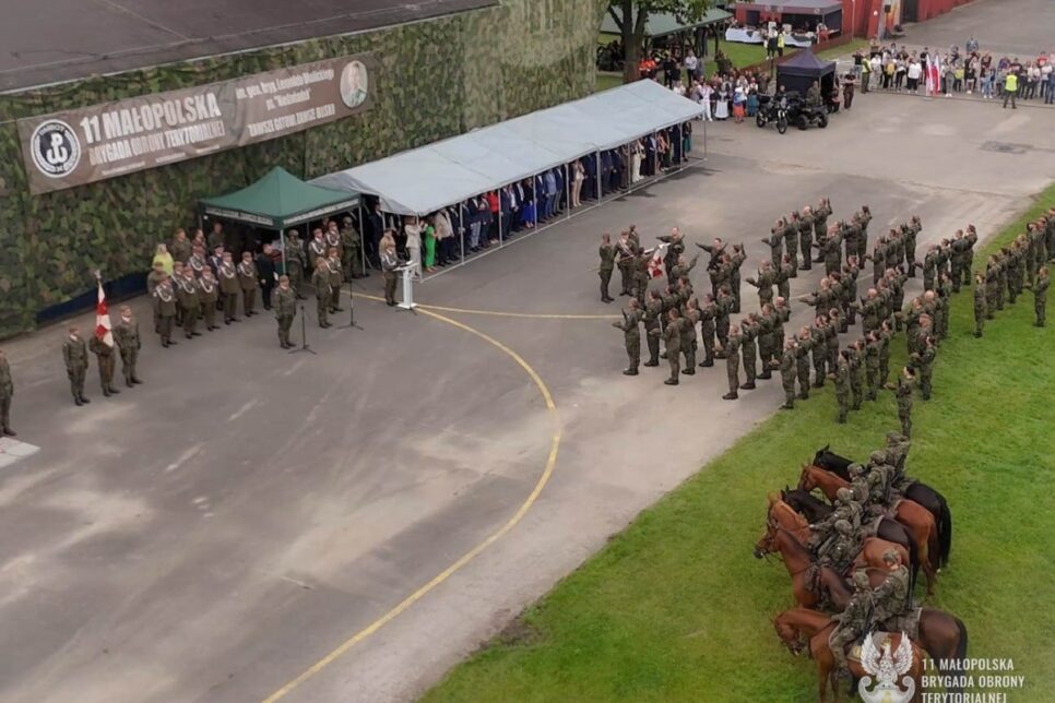 Polska flaga na niebie i uroczysta przysięga małopolskich Terytorialsów na lotnisku w Pobiedniku Wielkim. Gmina Igołomia-Wawrzeńczyce