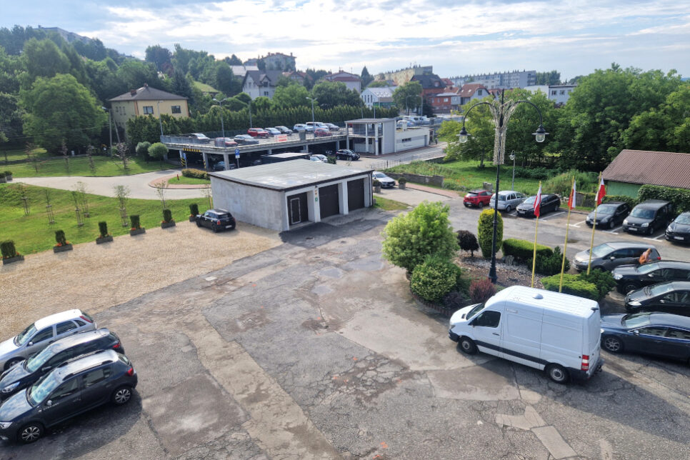 Uwaga – naprawa nawierzchni parkingu przy Urzędzie. Gmina Trzebinia