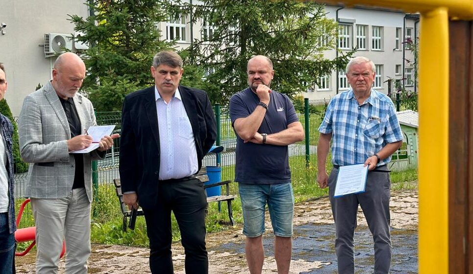 Rozpoczęcie prac modernizacyjnych placu zabaw przy Zespole Szkół nr 1 w Kalwarii Zebrzydowskiej. Kalwaria Zebrzydowska