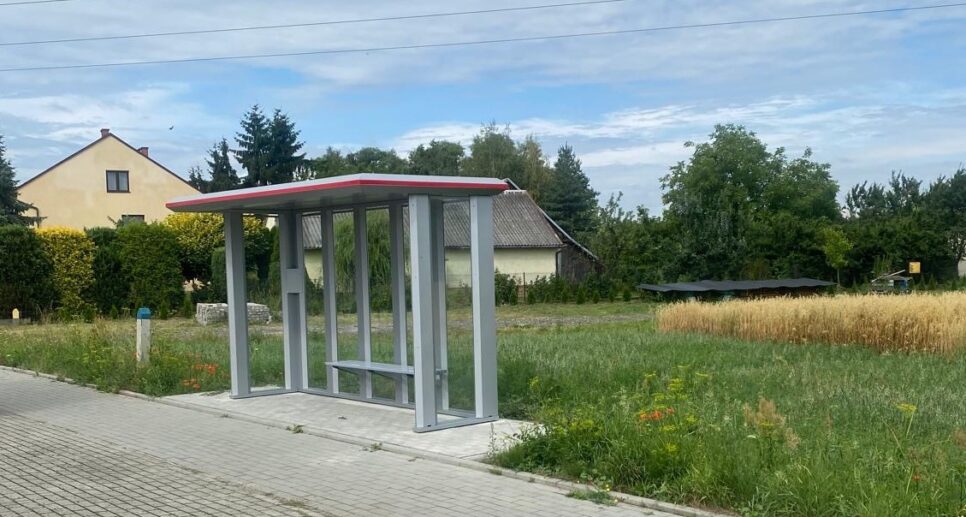 Nowe wiaty przystankowe w Smęgorzowie i Morzychnie – wygoda i bezpieczeństwo mieszkańców gminy. Gmina Dąbrowa Tarnowska