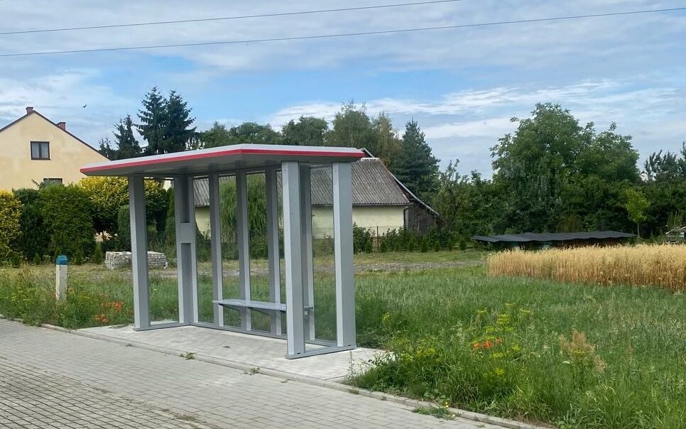 Nowe wiaty przystankowe w Smęgorzowie i Morzychnie – wygoda i bezpieczeństwo mieszkańców gminy. Gmina Dąbrowa Tarnowska