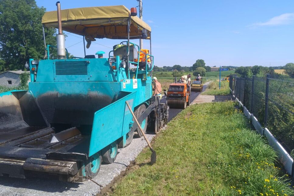 Trwa przebudowa dróg gminnych – lipiec 2025. Gmina Kocmyrzów-Luborzyca