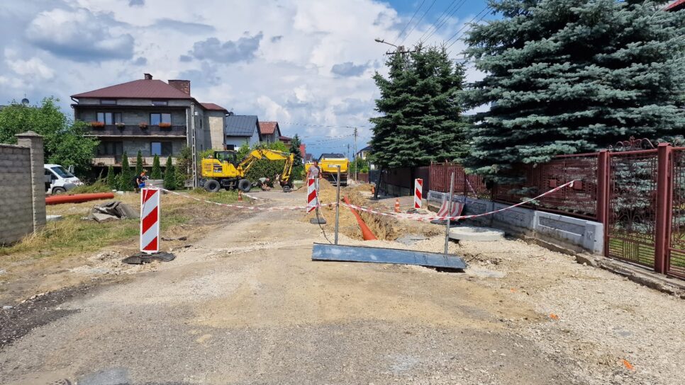 Rozwój dróg gminnych w Dąbrowie Tarnowskiej – trwa przebudowa ulicy Ignacego Krasickiego. Gmina Dąbrowa Tarnowska