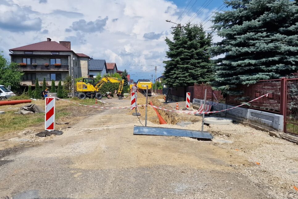 Rozwój dróg gminnych w Dąbrowie Tarnowskiej – trwa przebudowa ulicy Ignacego Krasickiego. Gmina Dąbrowa Tarnowska