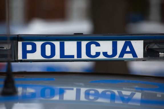 Kobieta przypadkowo zatrzasnęła kluczyki w aucie. W środku było jej 1,5-roczne dziecko.. Brzesko