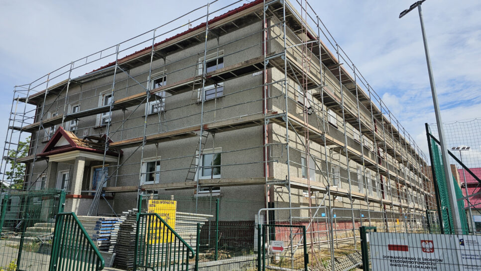 Szkoła w Biesiadkach przechodzi gruntowny remont i przebudowę. Gmina Gnojnik