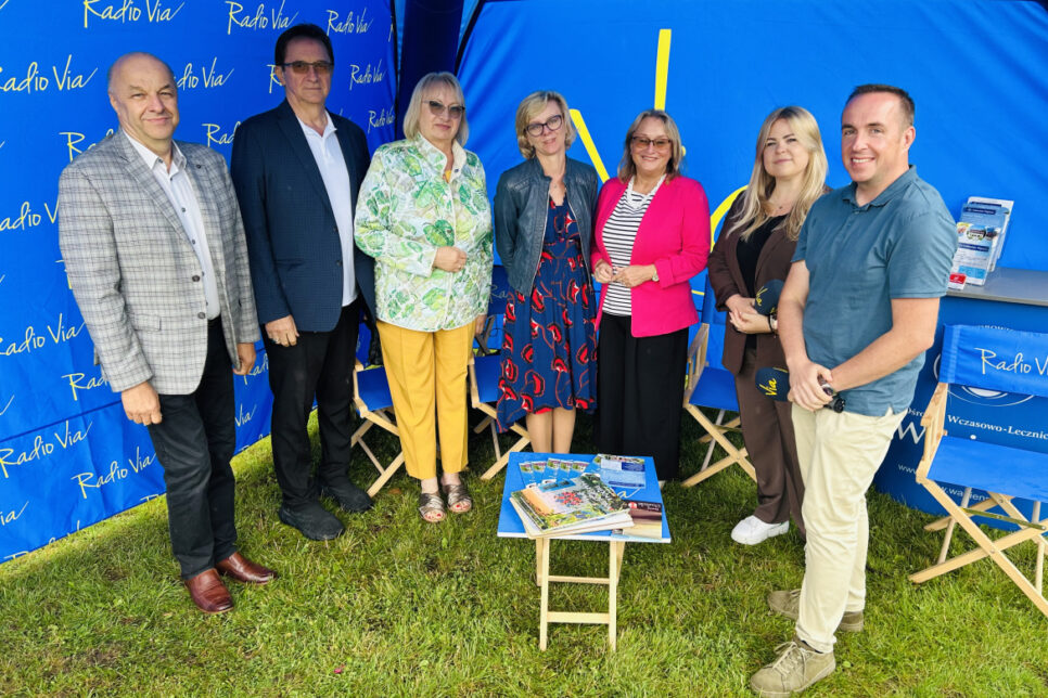 Plenerowe Studio Radia Via w Uzdrowisku Wapienne. Gmina Sekowa