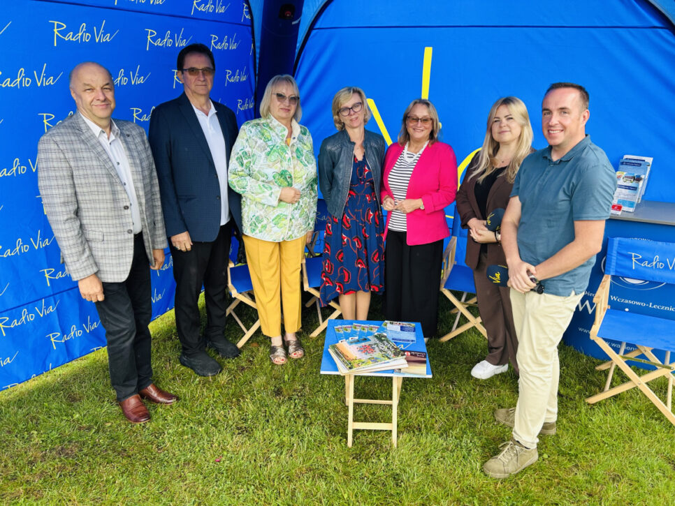 Plenerowe Studio Radia Via w Uzdrowisku Wapienne. Gmina Sekowa