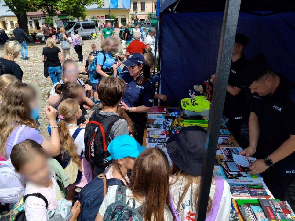 Profilaktyka i promocja zawodu policjanta na pikniku towarzyszącym obchodom Święta Policji w Starym Sączu. Nowy Sącz