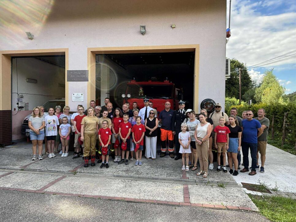 Defibrylator AED w Małastowie – kolejny krok ku bezpieczeństwu mieszkańców. Gmina Sekowa