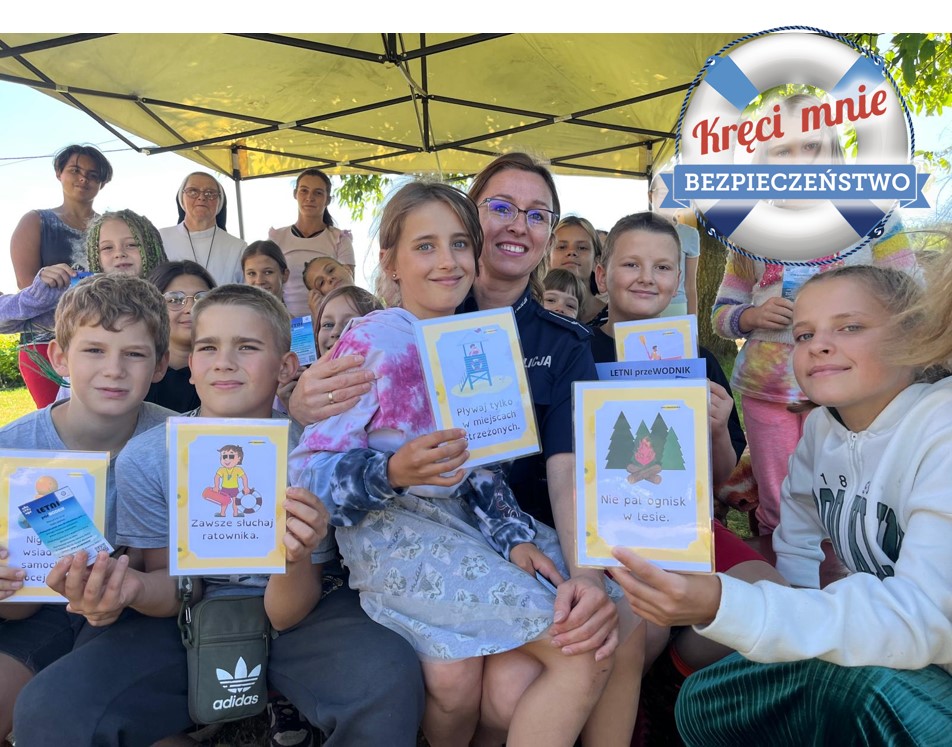 „Kręci mnie bezpieczeństwo w lecie” – policjanci z Brzeska odwiedzają uczestników obozów i kolonii. Brzesko