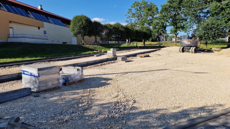 Nowa inwestycja przy hali sportowej – większy porządek, wygoda i funkcjonalność. Gmina Dąbrowa Tarnowska