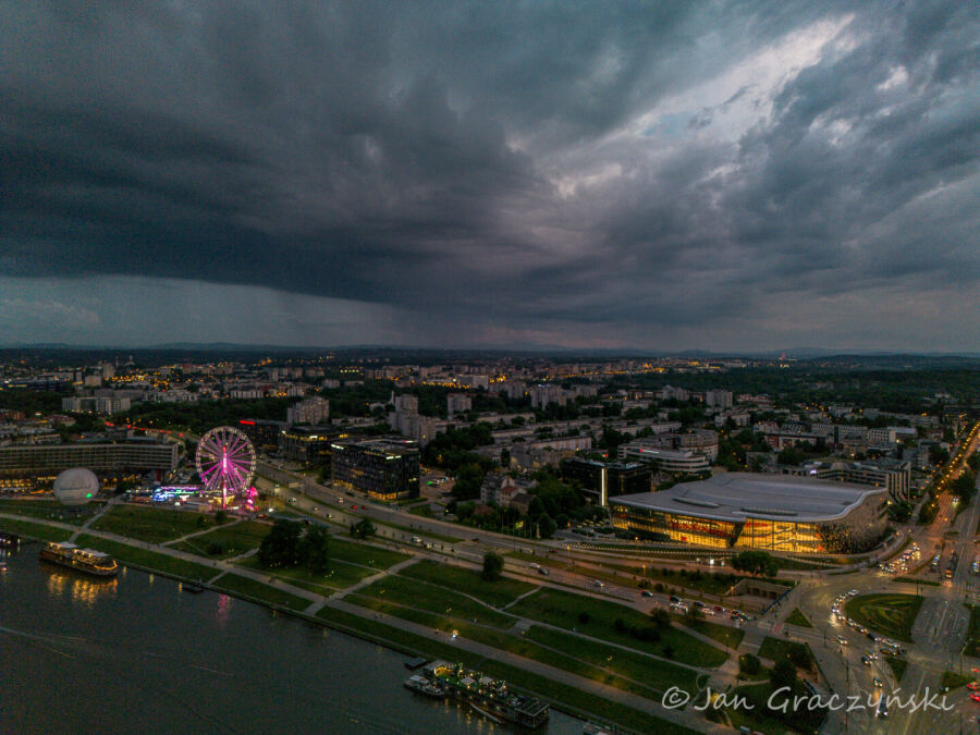 Ostrzeżenie trzeciego stopnia: bardzo silny deszcz z burzami!. Kraków