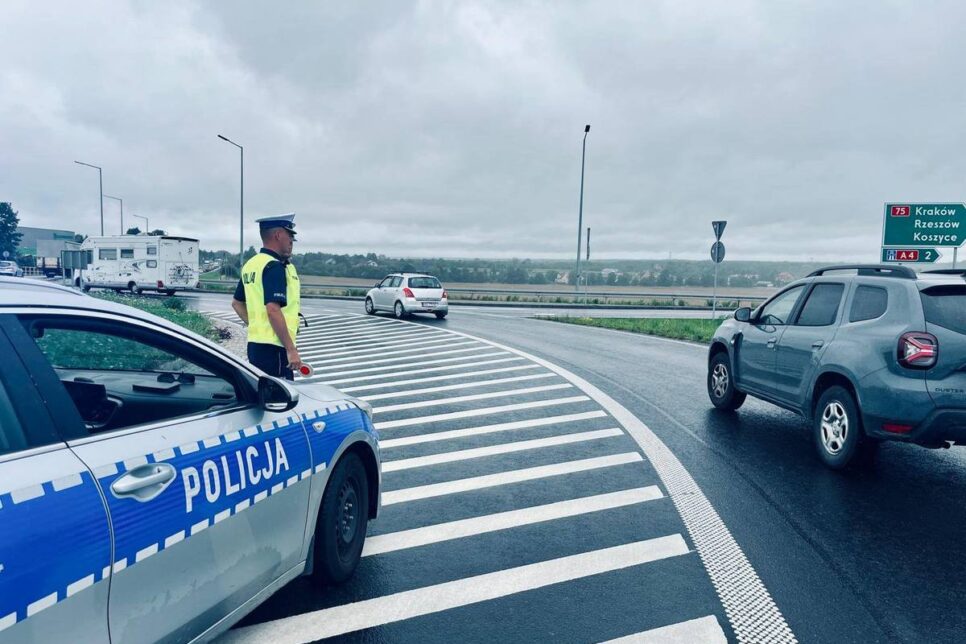 #PomagamyiChronimy. Policjanci z Brzeska czuwają nad bezpieczeństwem uczestników ruchu i zabezpieczają miejsce zgromadzenia publicznego w Brzesku.. Brzesko
