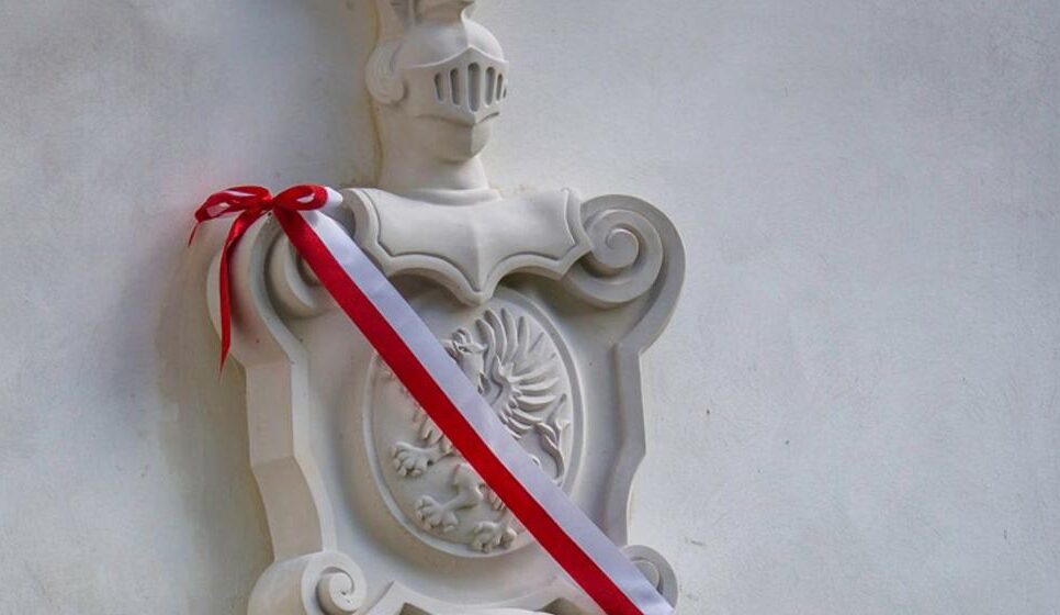 Gryf wraca na swoje miejsce – symboliczna i historyczna chwila w Kasztelu w Szymbarku. Gorlice