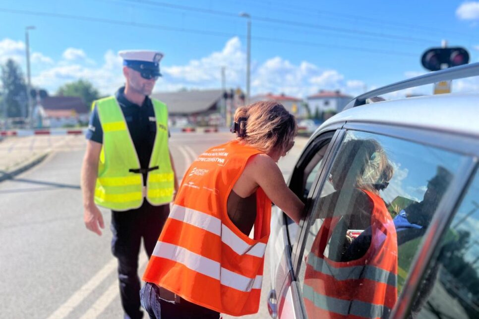 Brzesko-Sterkowiec. „Bezpieczny przejazd” – wspólna akcja brzeskich policjantów, pracowników PKP oraz funkcjonariuszy Straży Ochrony Kolei. Brzesko