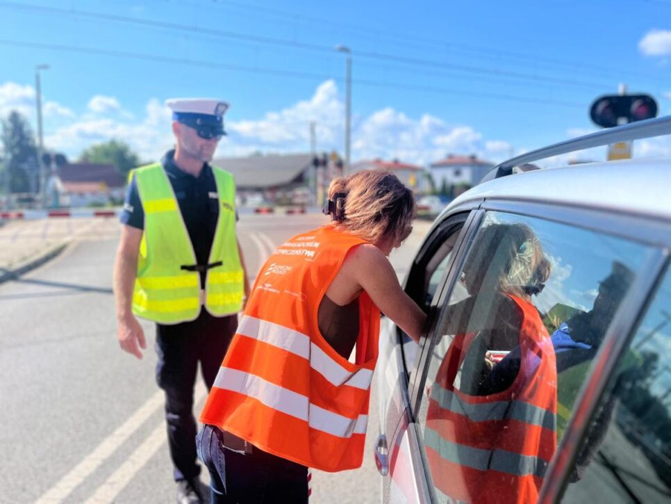 Brzesko-Sterkowiec. „Bezpieczny przejazd” – wspólna akcja brzeskich policjantów, pracowników PKP oraz funkcjonariuszy Straży Ochrony Kolei. Brzesko