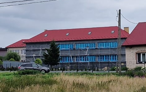 Trwa termomodernizacja budynku Szkoły Podstawowej w Nieczajnie Górnej. Gmina Dąbrowa Tarnowska