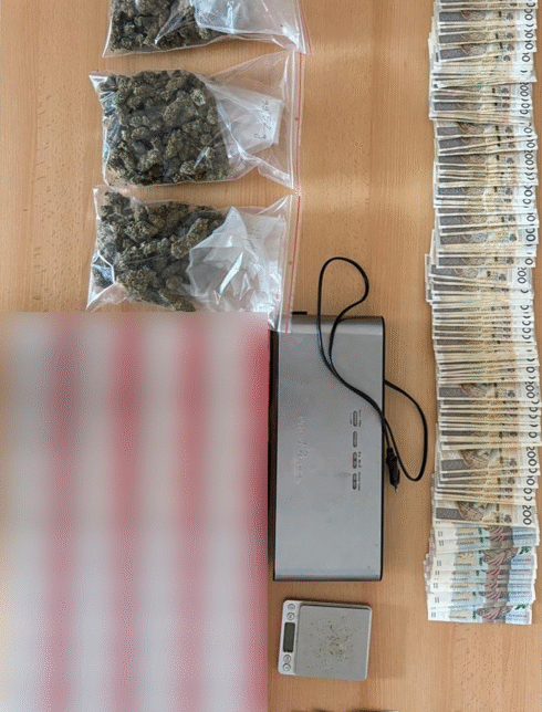 Kryminalni zatrzymali 37-latka, który był w posiadaniu znacznej ilości marihuany oraz papierosów bez polskiej akcyzy. Bochnia
