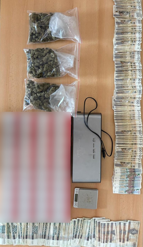 Kryminalni zatrzymali 37-latka, który był w posiadaniu znacznej ilości marihuany oraz papierosów bez polskiej akcyzy. Bochnia