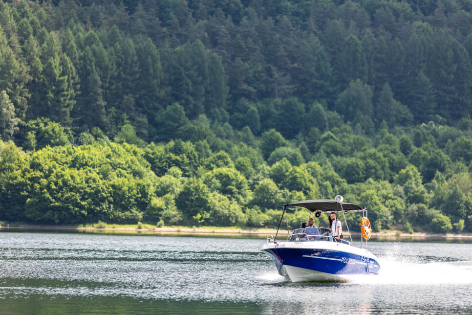 Na ratunek osobom pływającym na desce w jeziorze Klimkowskim. Gorlice