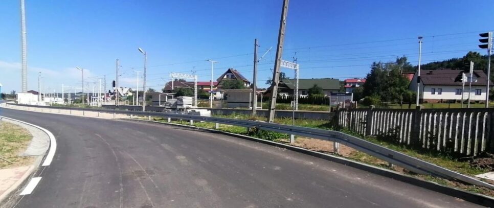 Zaglądamy na postępy prac budowlano – remontowych w miejscowościach Raba Wyżna i Sieniawa prowadzonych przez PKP.. Raba Wyżna