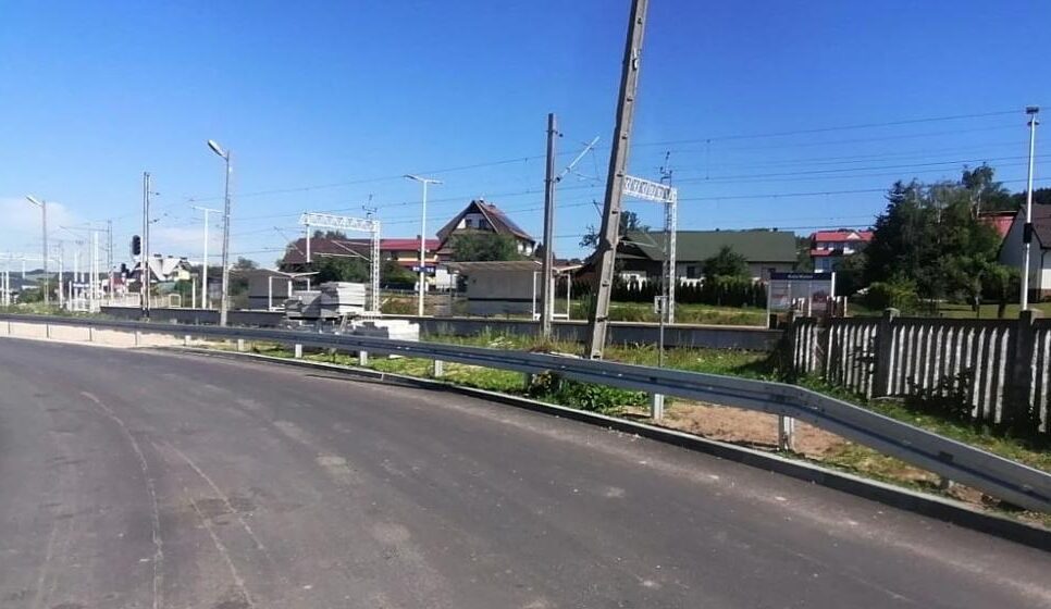 Zaglądamy na postępy prac budowlano – remontowych w miejscowościach Raba Wyżna i Sieniawa prowadzonych przez PKP.. Raba Wyżna