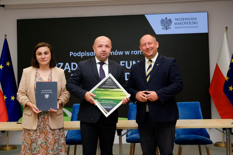 📢 Podpisano umowę na remont drogi w Bratucicach – nowa nakładka asfaltow. Gmina Rzezawa